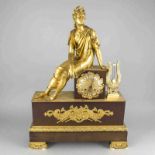 Große Biedermeier-Figurenpendule, Frankreich Anfang 19. Jh., vergoldetes Bronzegehäuse mit