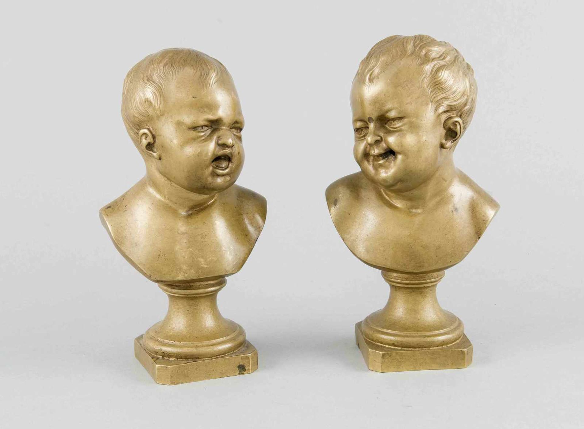 Zwei Kinderbüsten des 19. Jh., ein weinendes und ein lachendes Kleinkind, patinierte Bronze auf