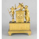 Empire-Figurenpendule, um 1800, feuervergoldetes Bronzegehäuse zeittypisch reliefiert,