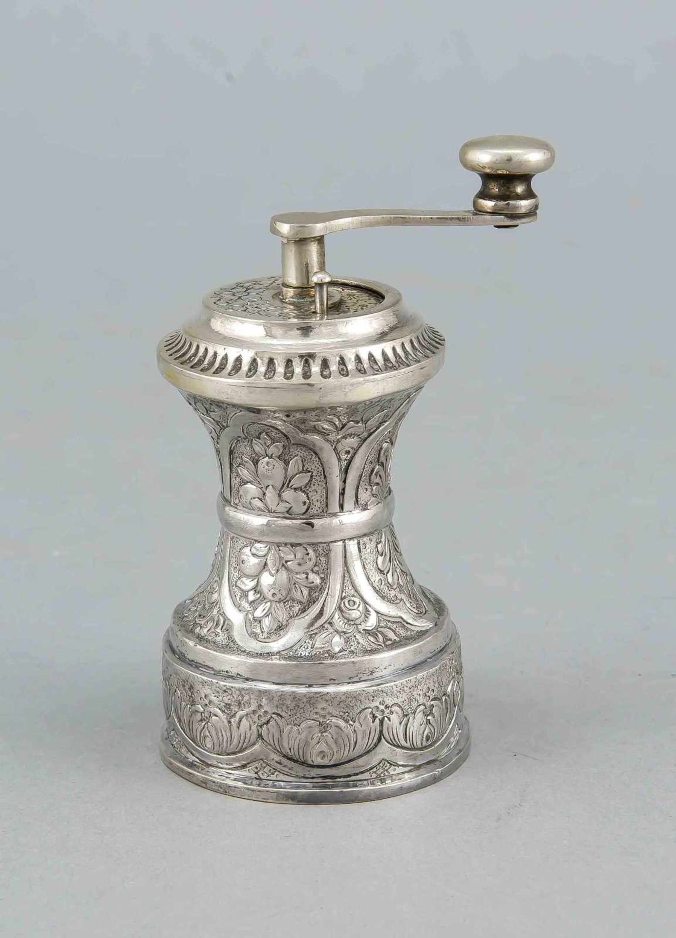 Kleine Pfeffermühle, 20. Jh., Silber 800/000, Wandung mit floralem Reliefdekor, H. 10 cm