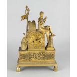 Empire-Figurenpendule, um 1800, zeittypisch verziertes Bronzegehäuse, bekrönt von sitzender lesender