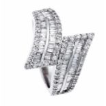 Brillant-Ring WG 750/000 mit 136 Brillanten und Diamant-Baguettes, zus. 1,16 ct TW/VS-SI, RG 54, 7,2