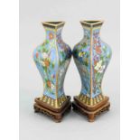 Paar Cloisonnévasen, China um 1920, dreiseitige Vasen mit gegenläufigem Dekor eines Vogels auf einem