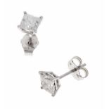 Diamant-Ohrstecker WG 585/000 mit je einem Diamanten im Carreeschliff, zus. 0,90 ct l.get.W/PI, D. 5