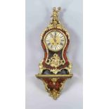 Boulle-Uhr auf Konsole, um 1900, geschweiftes, 3-seitig verglastes Holzgehäuse mit allseitiger