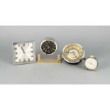 Konvolut von vier Uhren und einem Wecker, versch. Zeiten und Hersteller, H. bis 15 cm