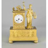 Empire-Figurenpendule, um 1800, feuervergoldetes Bronzegehäuse mit zeittypischen Applikationen,