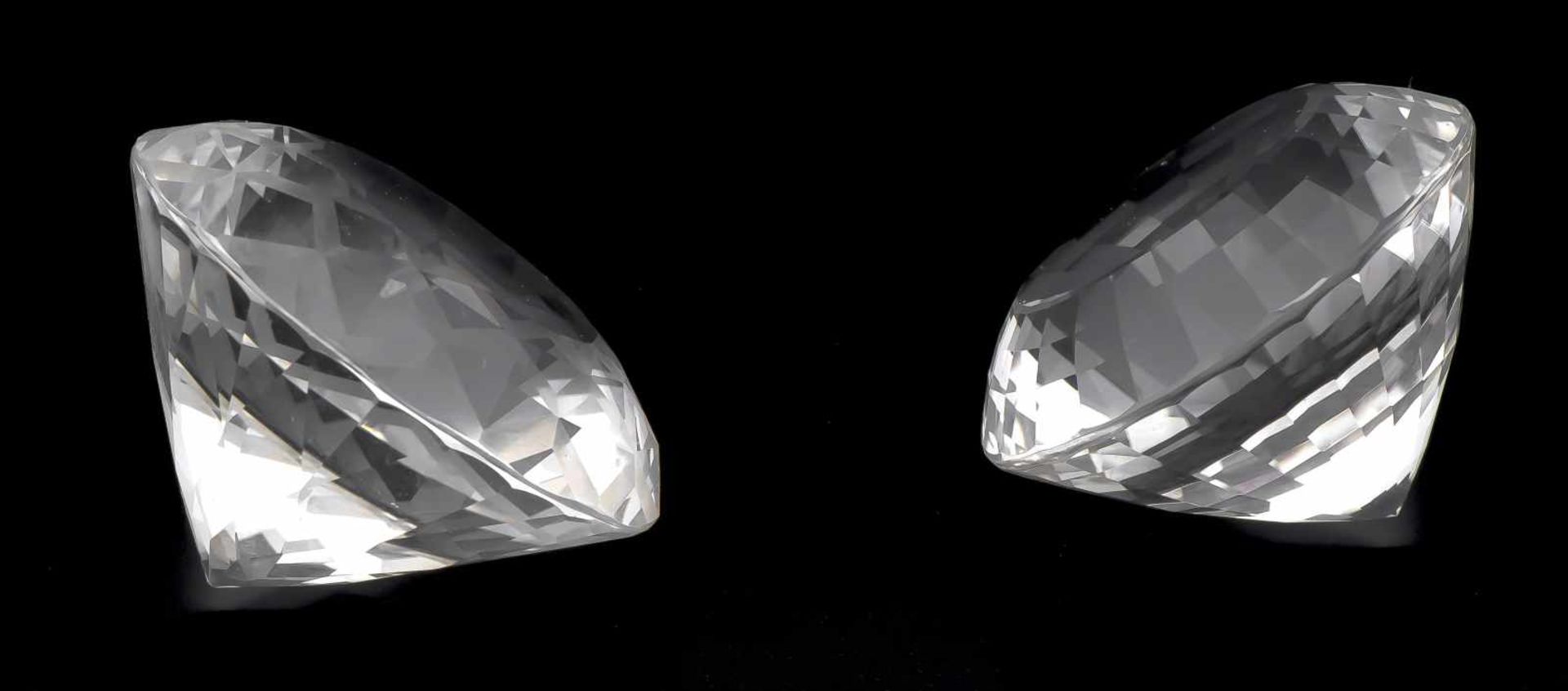 Bergkristalle fac. 300 ct und 260 ct, Designerschliff fac., D. 45 und 42 mm, H. 30 und 28 mm - Image 2 of 2