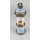 Horizontale Tischuhr mit Lampe in Form einer Pagode, wohl Wedgwood-Porzellan, mit
