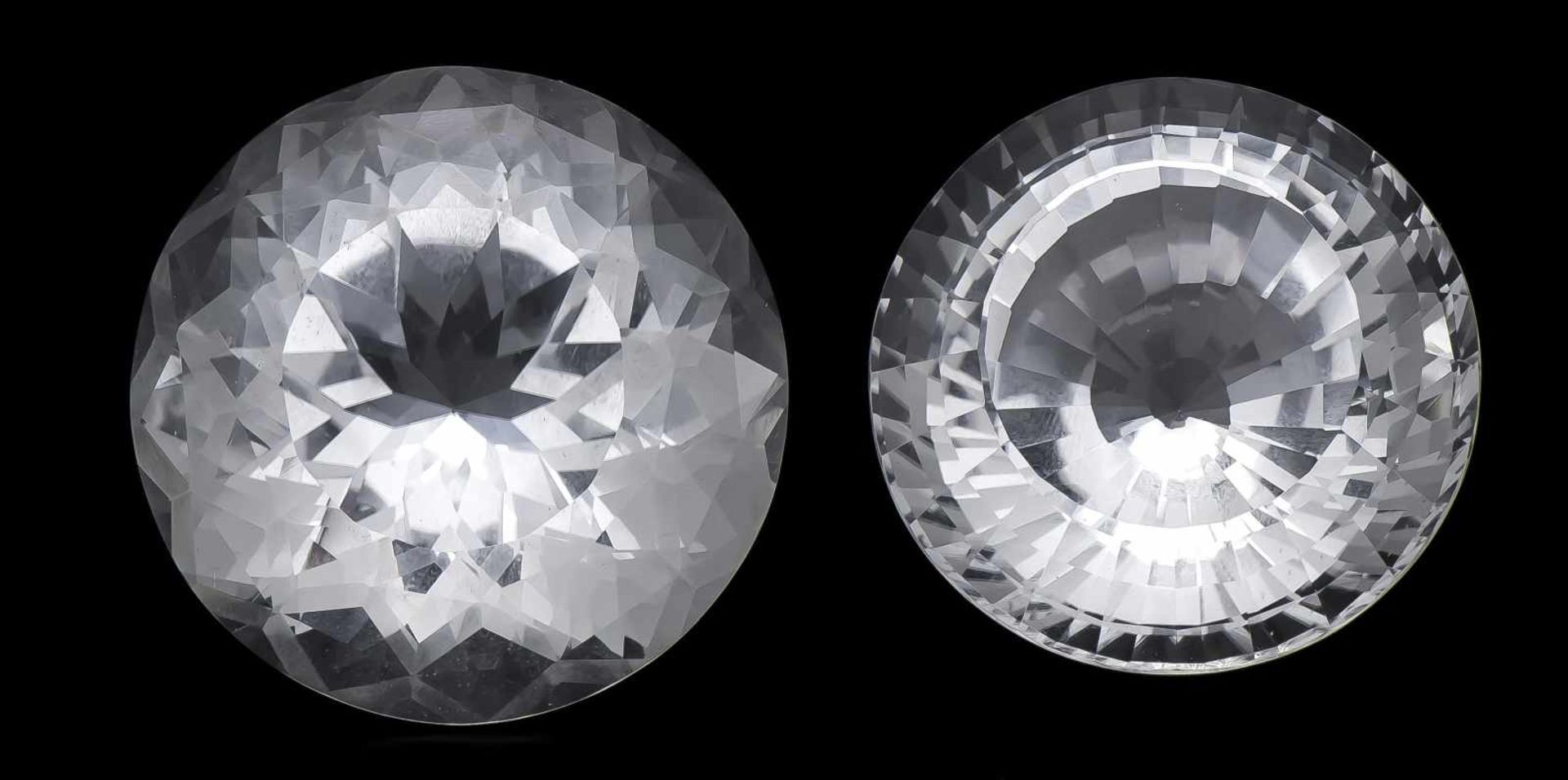 Bergkristalle fac. 300 ct und 260 ct, Designerschliff fac., D. 45 und 42 mm, H. 30 und 28 mm