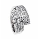 Brillant-Ring WG 750/000 mit Brillanten, zus. 0,47 ct und Diamant-Baguettes, zus. 0,97 ct W/SI, RG