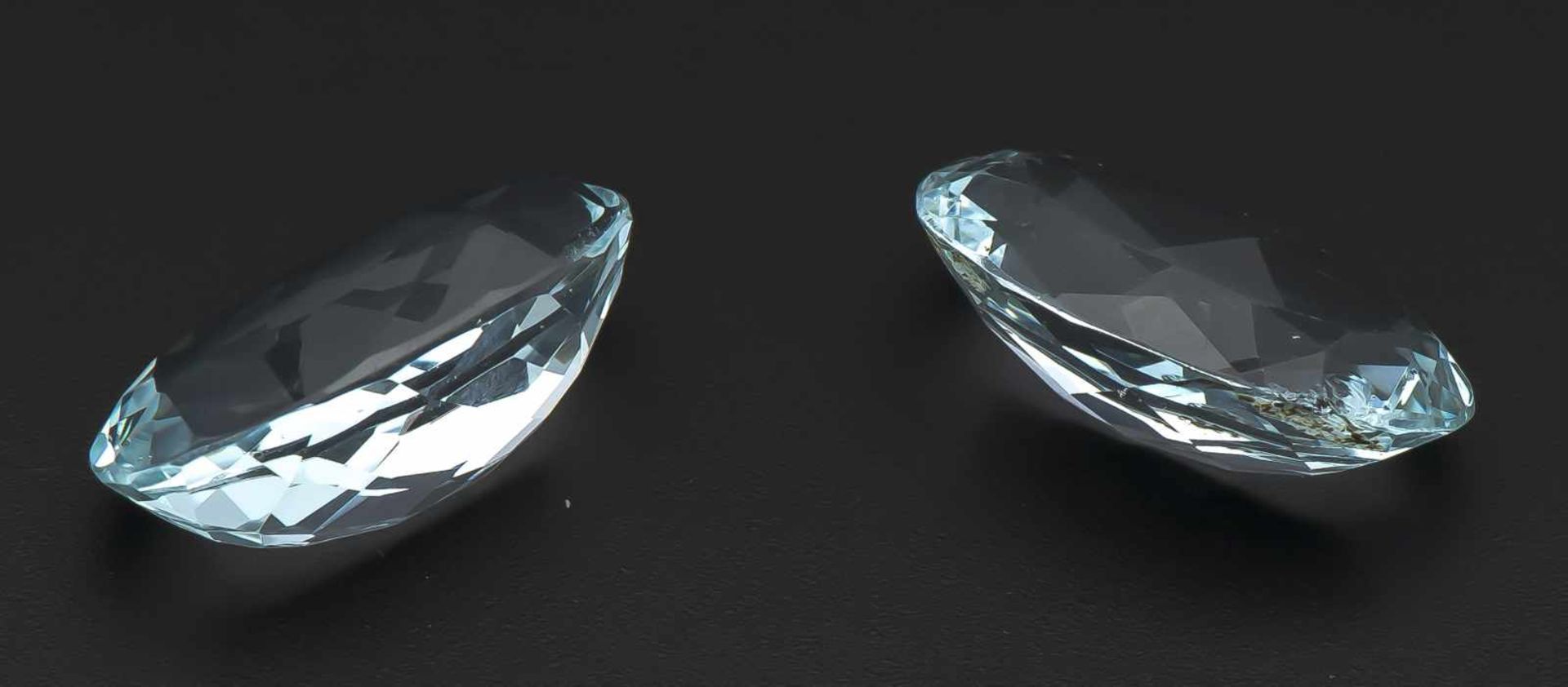 Aquamarin-Paar, zus. 15,42 ct oval fac., in einem feinen, leicht grünstichigen Hellblau, sehr, - Image 2 of 2