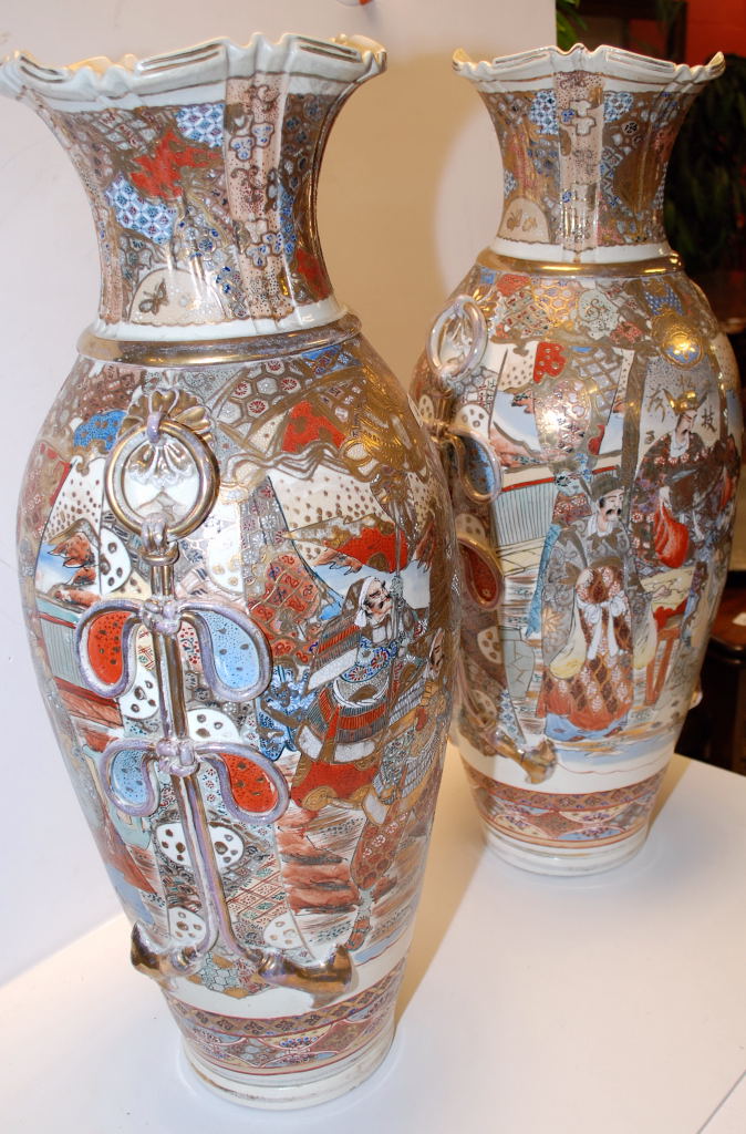 A PAIR OF JAPANESE VASES CIRCA 1900 HEAVILY DECORATED WITH WARRIORS, SUBJECT TO RESTORATION, - Image 3 of 4