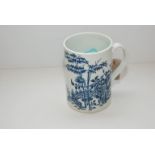 WORCESTER BLUE AND WHITE TANKARD, PRINTED PLANTATION PATTERN (14 CM ),