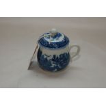 A CAUGHLEY BLUE AND WHITE CUSTARD CUP WITH PRINTED DECORATION