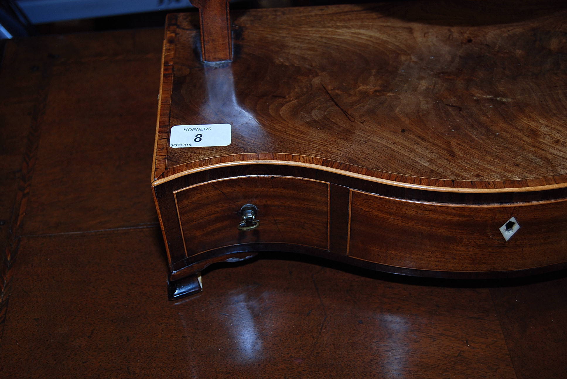 A GEORGE II MAHOGANY SERPENTINE DRESSING MIRROR WITH OVAL FRAME - Image 2 of 4