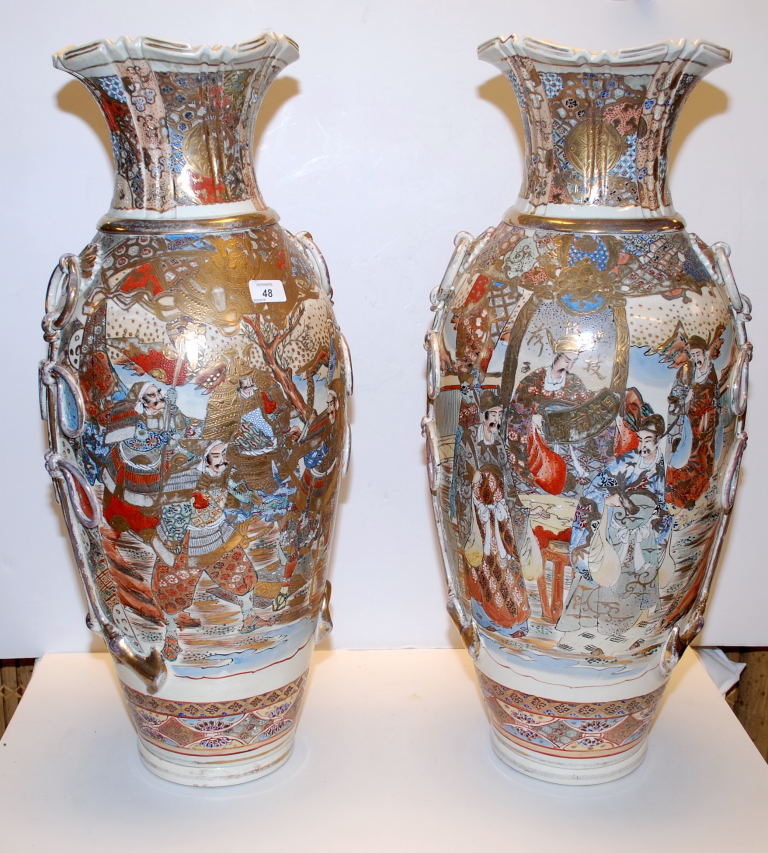 A PAIR OF JAPANESE VASES CIRCA 1900 HEAVILY DECORATED WITH WARRIORS, SUBJECT TO RESTORATION, - Image 2 of 4