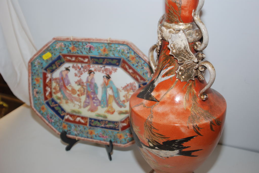 TALL JAPANESE SATSUMA VASE, 57 CM, DECORATED WITH ENAMELLED SWALLOWS AND A CHINESE OCTAGONAL PLATE, - Image 3 of 3