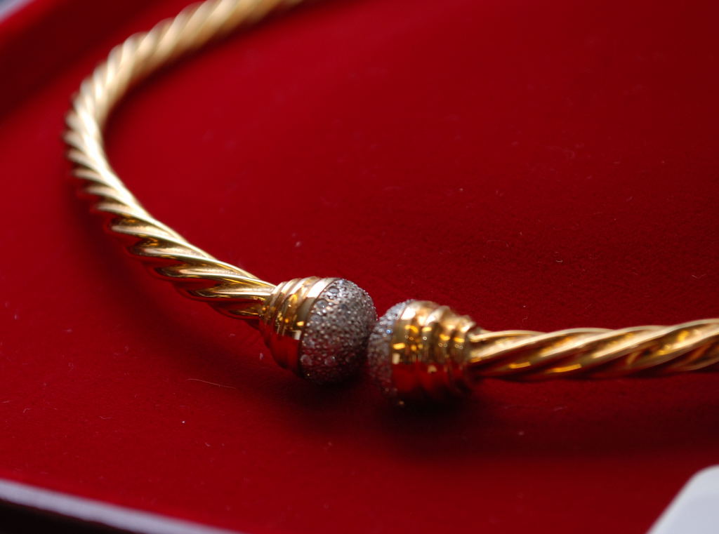 AN 18CT GOLD TORQUE NECKLACE WITH METAL CORE , - Image 2 of 3