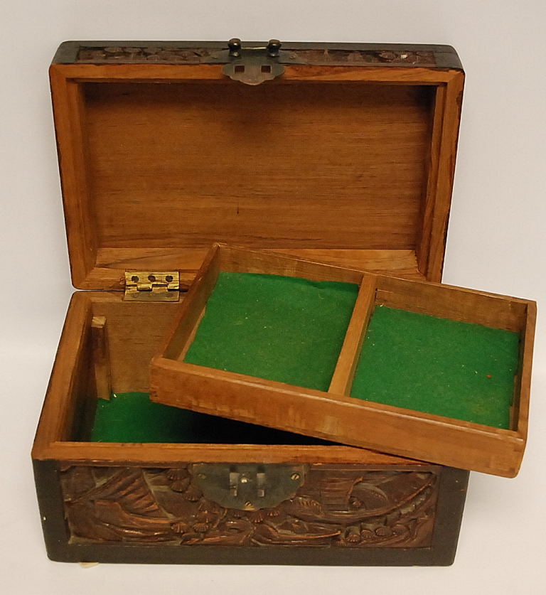 AN ORIENTAL CARVED HARDWOOD BOX FITTED WITH A LIFT OUT TRAY - Image 2 of 4