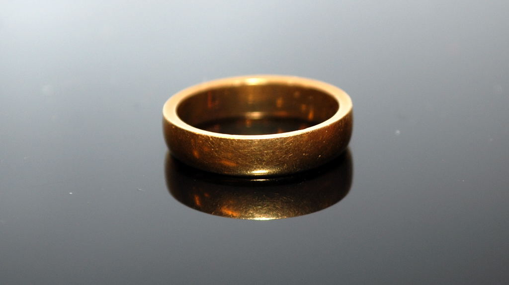 THREE 22CT GOLD WEDDING BANDS - Image 3 of 5