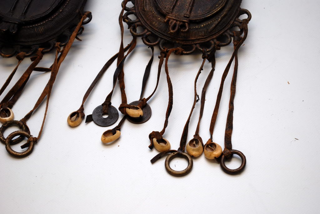 2 AFRICAN MEDICINE MAN BRONZE SPOREN TYPE POCKETS WITH LEATHER TASSELS AND SHELLS - Image 3 of 9