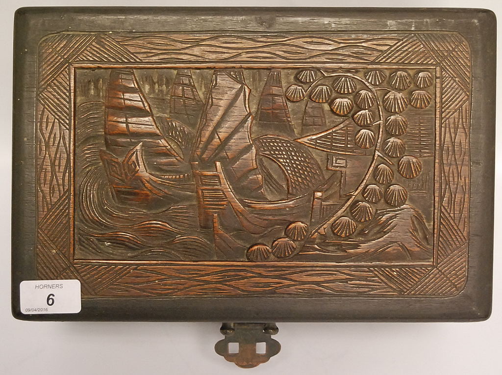 AN ORIENTAL CARVED HARDWOOD BOX FITTED WITH A LIFT OUT TRAY - Image 3 of 4