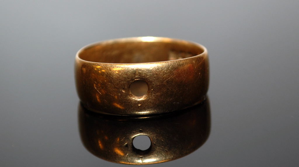 FOUR GOLD RINGS INCLUDING AN MIZPAH, - Image 10 of 10