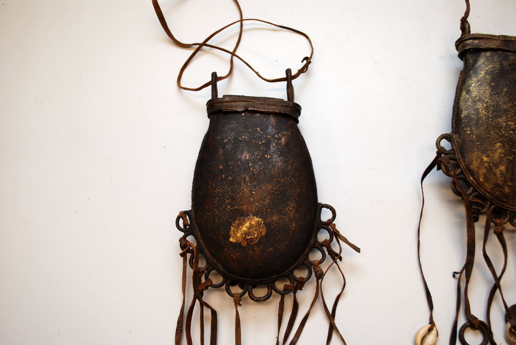 2 AFRICAN MEDICINE MAN BRONZE SPOREN TYPE POCKETS WITH LEATHER TASSELS AND SHELLS - Image 9 of 9