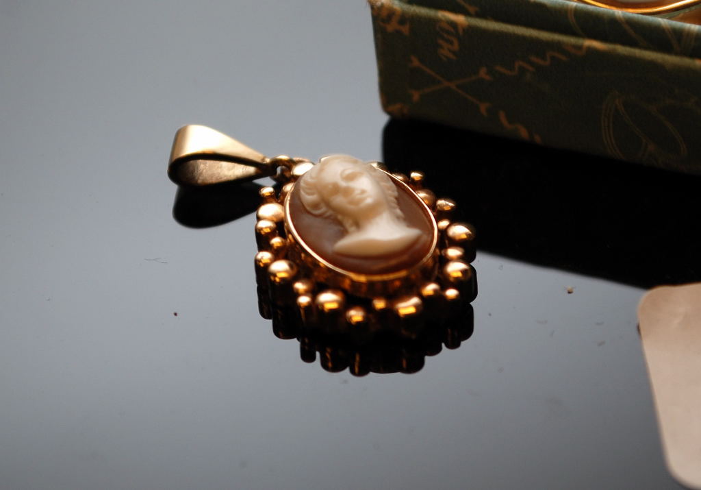 A 9CT GOLD CAMEO PENDANT AND A CAMEO BROOCH, - Image 2 of 3