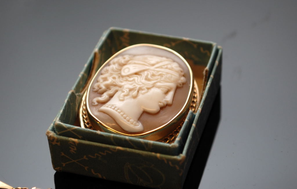 A 9CT GOLD CAMEO PENDANT AND A CAMEO BROOCH, - Image 3 of 3