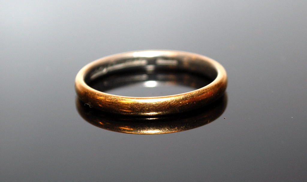 THREE 22CT GOLD WEDDING BANDS - Image 4 of 5