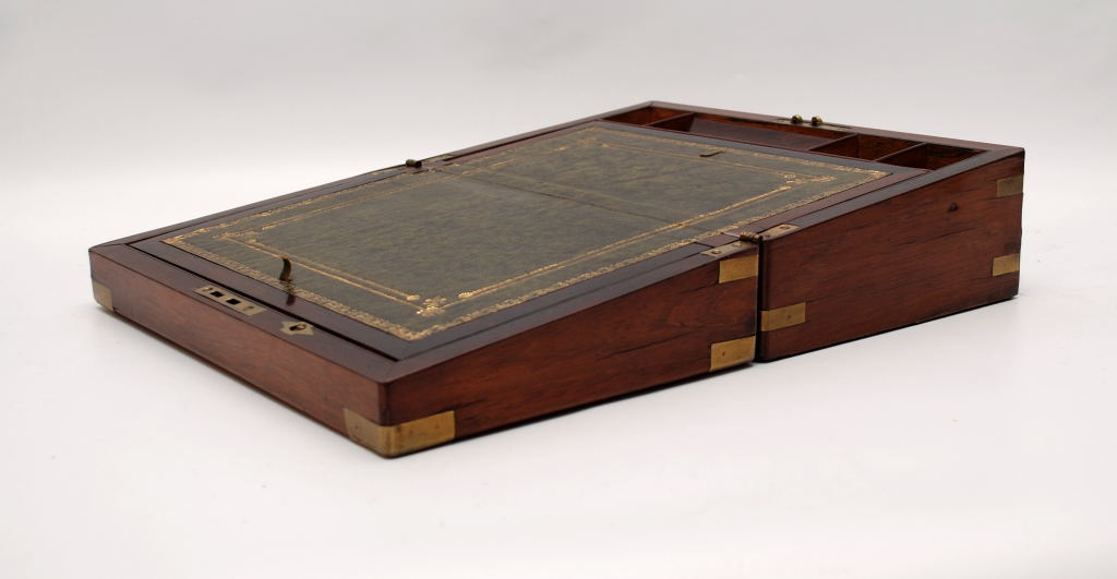 A VICTORIAN WALNUT WRITING SLOPE - Image 2 of 2