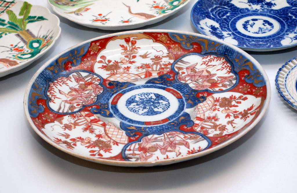 AN 19TH CENTURY IMARI CHARGER 32. - Image 2 of 16