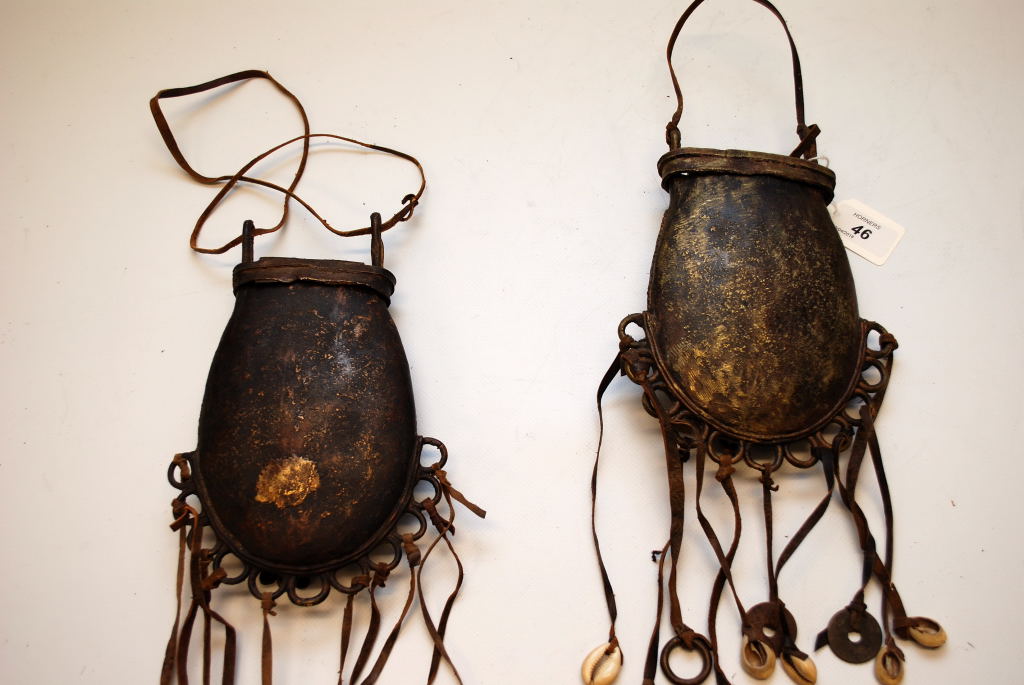 2 AFRICAN MEDICINE MAN BRONZE SPOREN TYPE POCKETS WITH LEATHER TASSELS AND SHELLS - Image 7 of 9