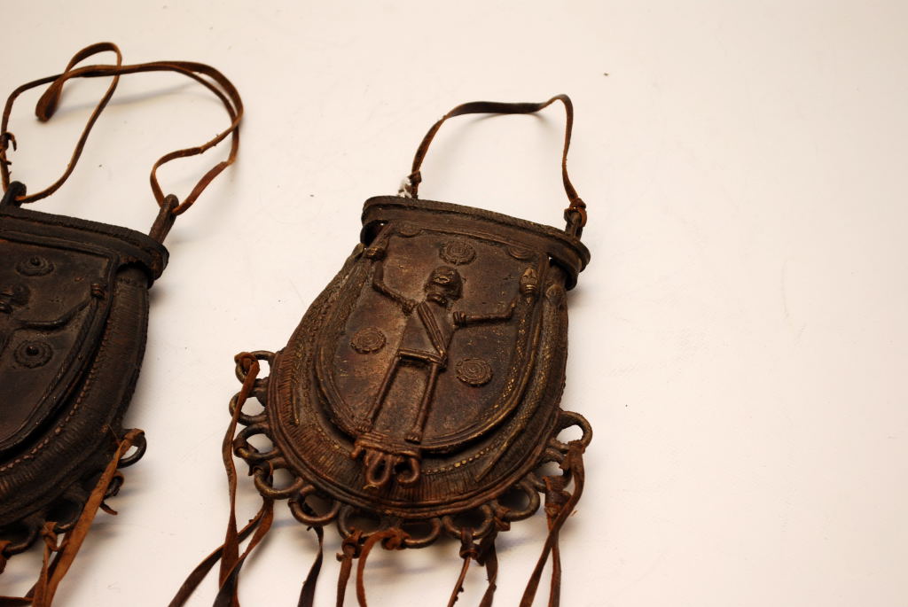2 AFRICAN MEDICINE MAN BRONZE SPOREN TYPE POCKETS WITH LEATHER TASSELS AND SHELLS - Image 6 of 9