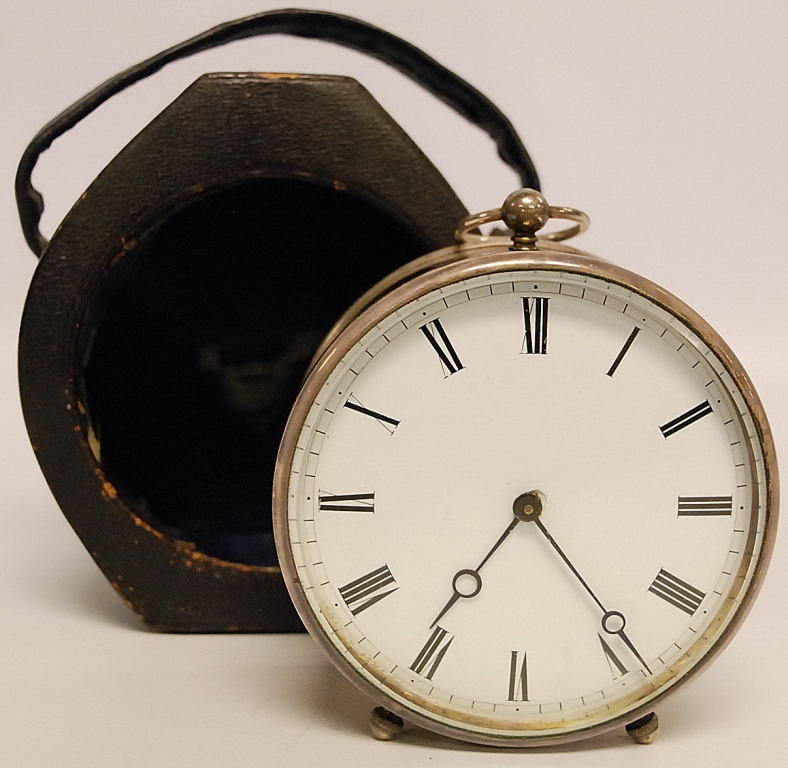 AN EARLY 20TH CENTURY TRAVELLING CLOCK IN LEATHER CASE