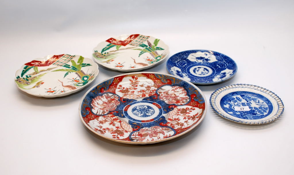 AN 19TH CENTURY IMARI CHARGER 32.