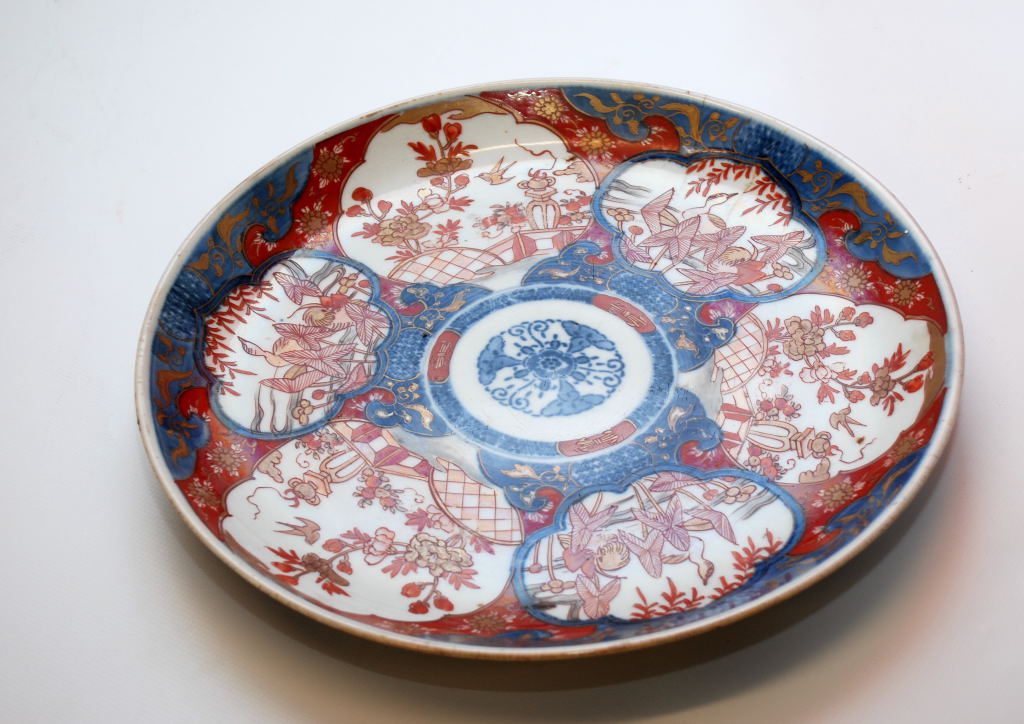 AN 19TH CENTURY IMARI CHARGER 32. - Image 9 of 16