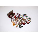 A GROUP OF MILITARY INTEREST ITEMS TO INCLUDE WOMAN'S ROYAL VOLUNTARY SERVICE MEDAL AND BADGES,