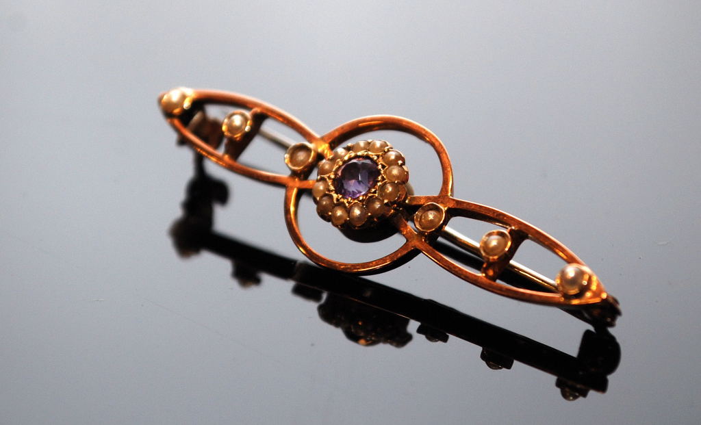 A 9CT GOLD BAR BROOCH, A YELLOW METAL BAR BROOCH SET WITH MAUVE, WHITE AND AQUAMARINE STONES, - Image 3 of 6