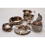 A SILVER SWAN PIN DISH, 2 SILVER ASH TRAYS, SILVER EGG CUP, SILVER SALT BOWL AND SPOON,