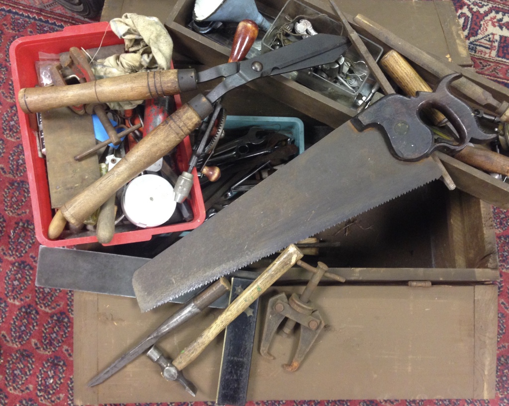 VINTAGE WOODEN TOOL CHEST AND CONTENTS - Image 3 of 4