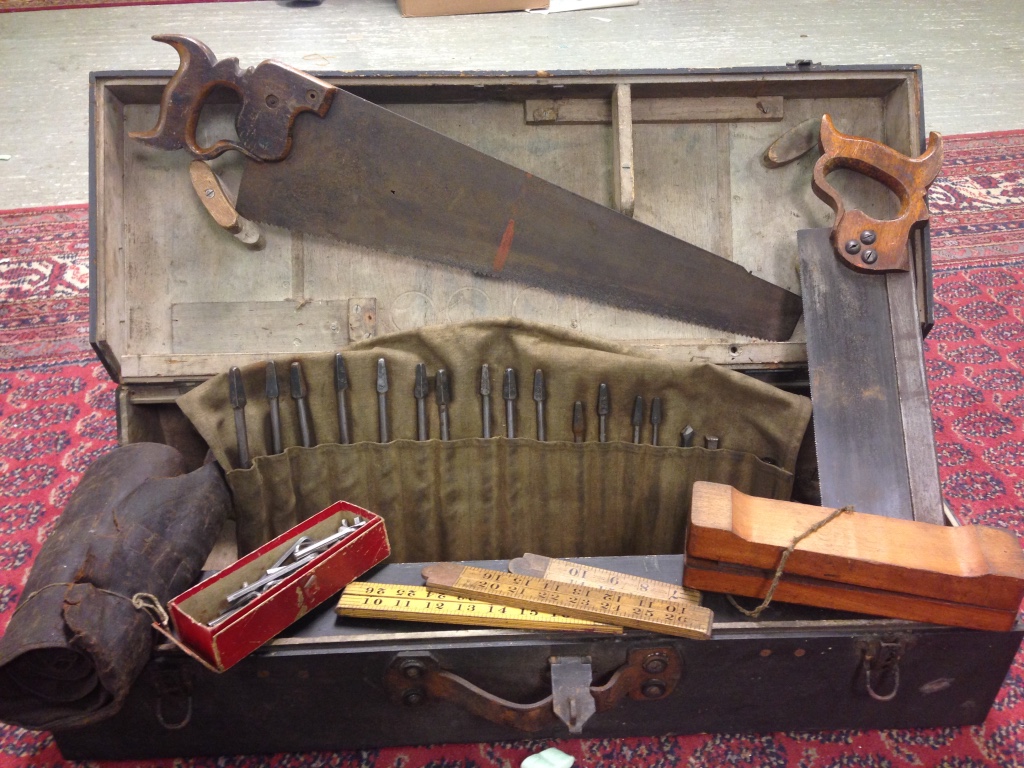 VINTAGE WOODEN TOOL CHEST AND CONTENTS - Image 3 of 3