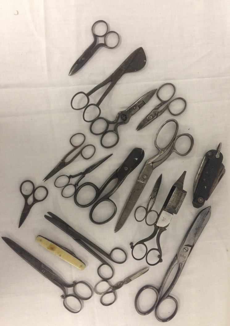 A COLLECTION OF ANTIQUE SNIPS AND SCISSORS ETC. - Image 3 of 3