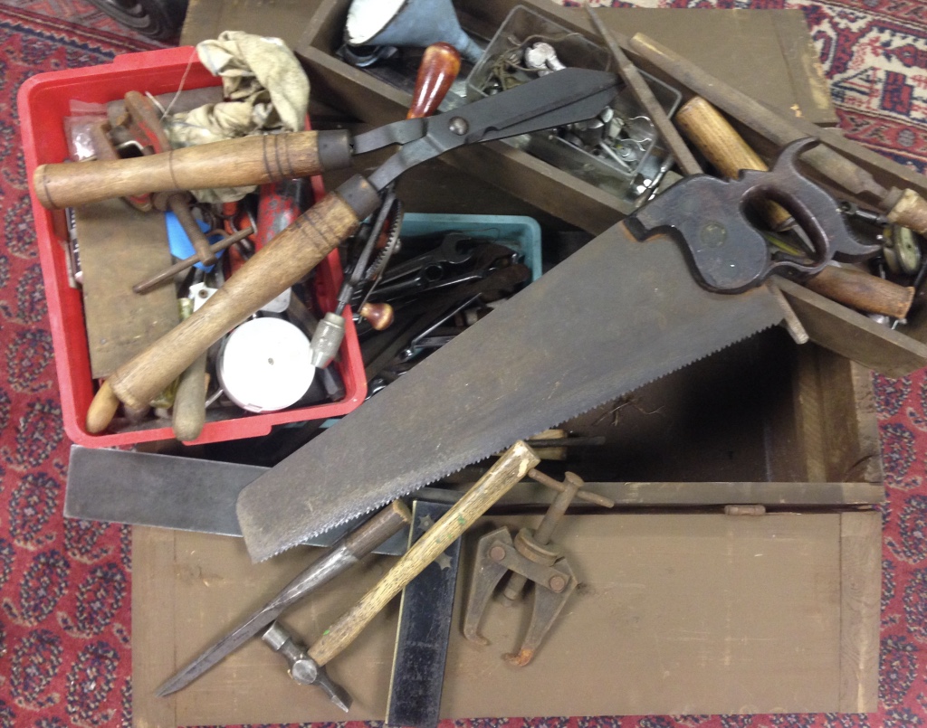 VINTAGE WOODEN TOOL CHEST AND CONTENTS - Image 4 of 4