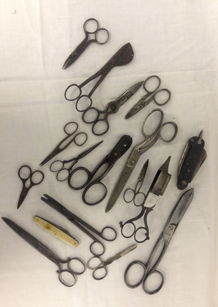 A COLLECTION OF ANTIQUE SNIPS AND SCISSORS ETC. - Image 2 of 3