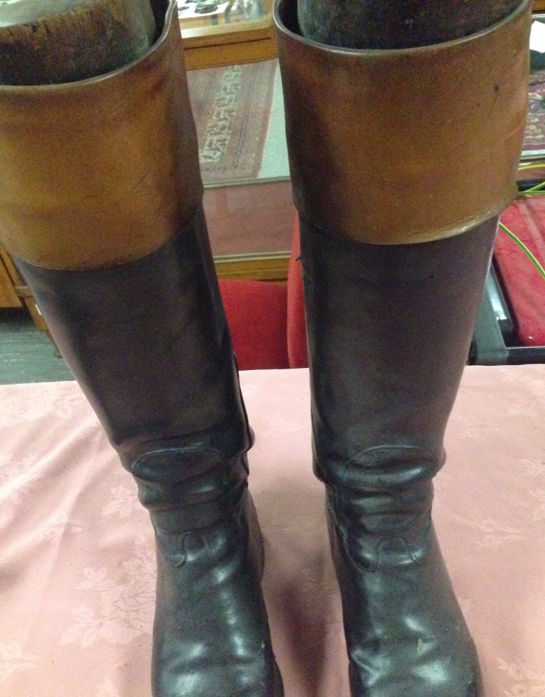 PAIR OF LEATHER RIDING BOOTS WITH BOOT TREES