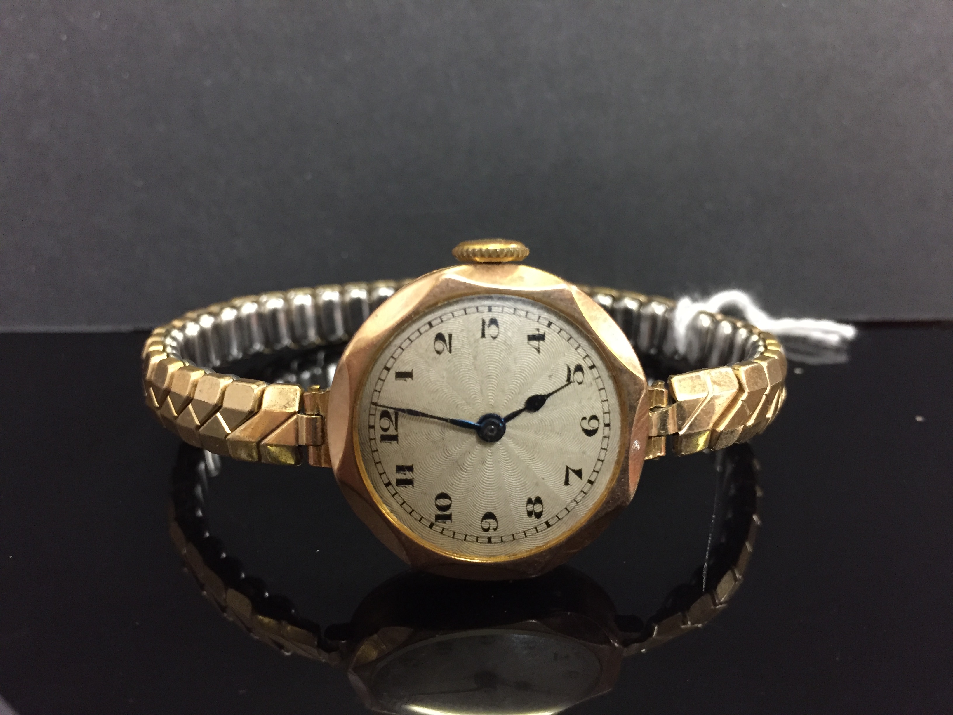 A 9CT GOLD LADIES WRISTWATCH