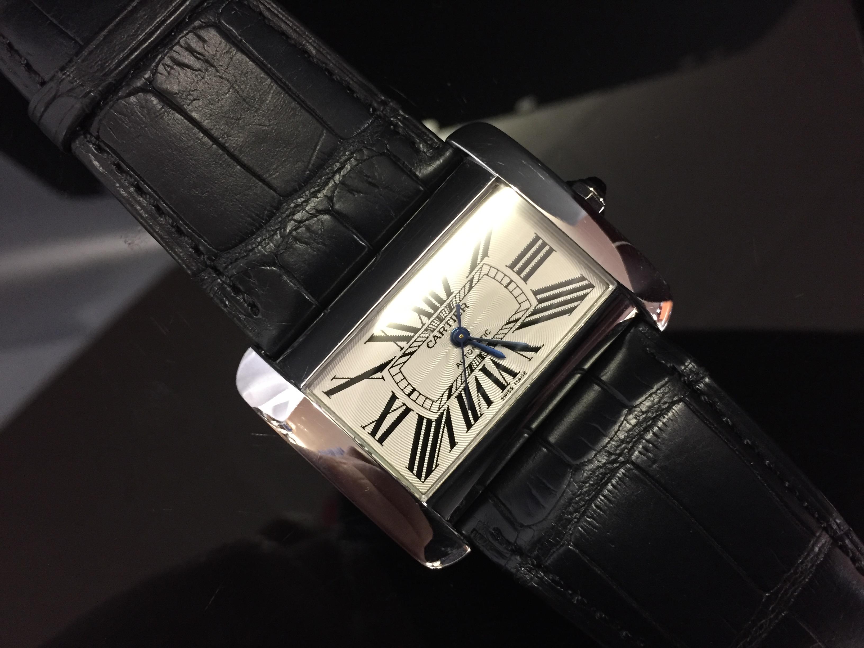 A CARTIER AUTOMATIC GENTLEMAN'S STAINLESS STEEL WRIST WATCH ON BLACK CARTIER LEATHER STRAP,